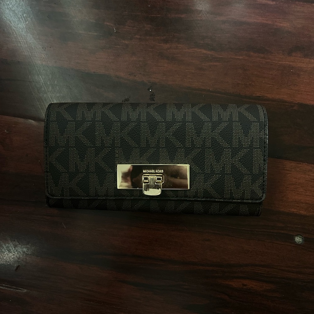 Micheal Kors Monogram Wallet